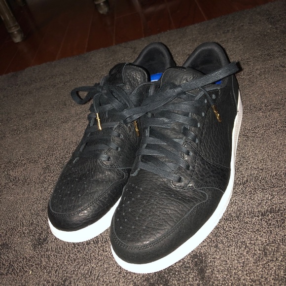 jordan 1 retro low swooshless black